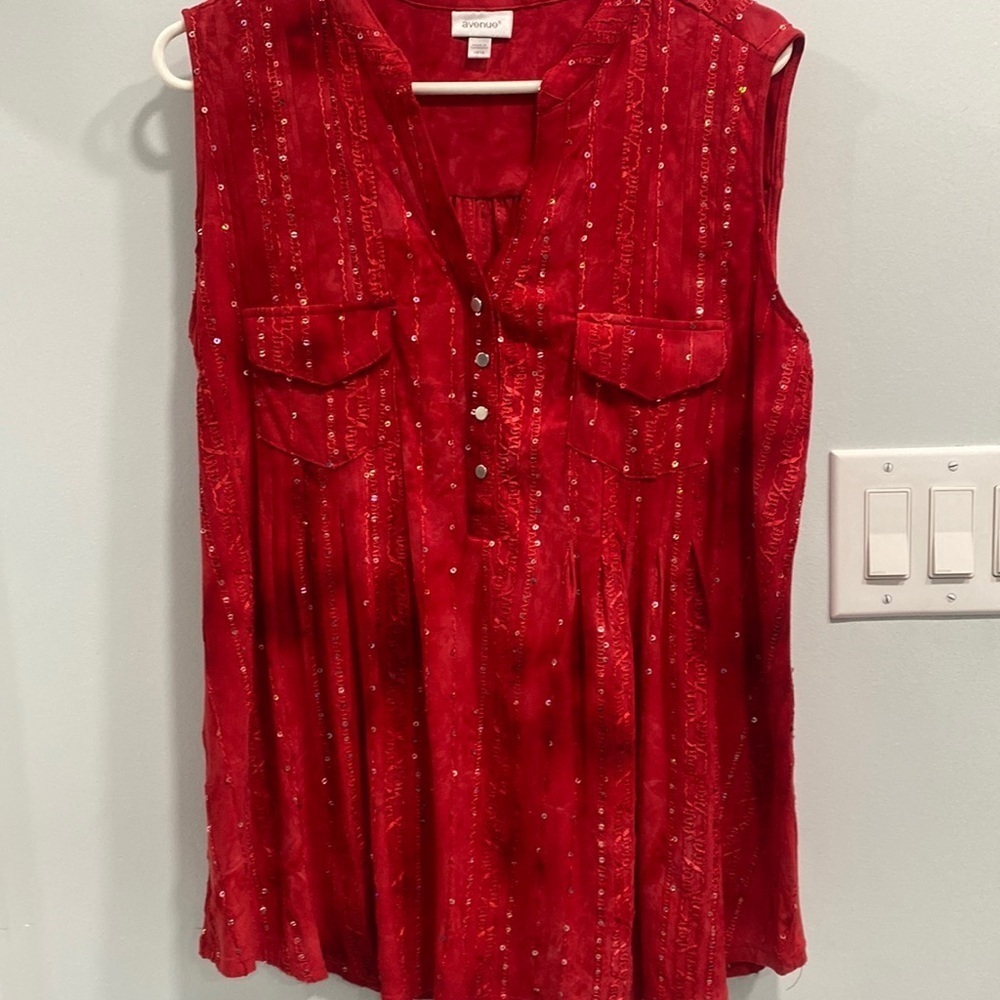 Red sequence no sleeve quarter button blouse 14/16